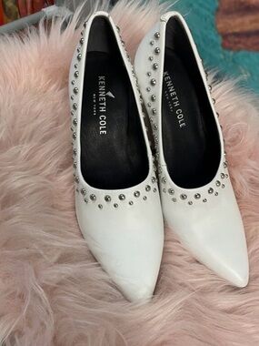 Kenneth Cole White Pointed-Toe Studded Flats sz 6 heels